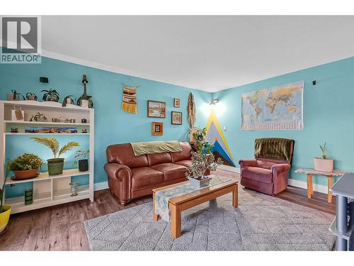 715 Leathead Road Unit# 142, Kelowna, BC - Indoor Photo Showing Living Room