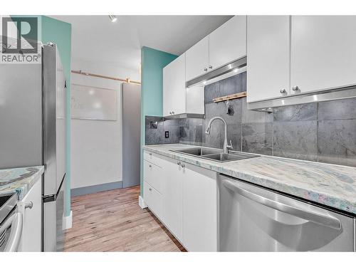 715 Leathead Road Unit# 142, Kelowna, BC - Indoor Photo Showing Kitchen With Double Sink With Upgraded Kitchen
