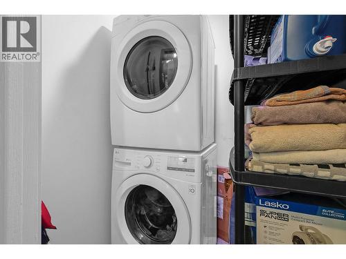 715 Leathead Road Unit# 142, Kelowna, BC - Indoor Photo Showing Laundry Room