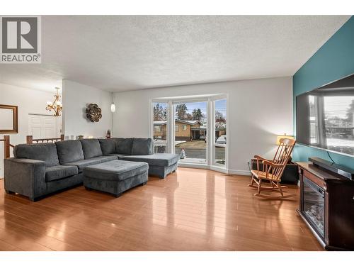 2102 41 Avenue, Vernon, BC - Indoor Photo Showing Living Room