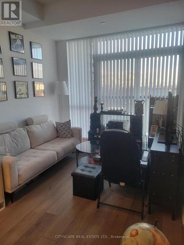 511 - 38 Honeycrisp Crescent, Vaughan, ON - Indoor Photo Showing Living Room