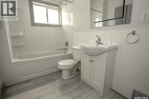 507 Toronto Street, Regina, SK - Indoor Photo Showing Bathroom