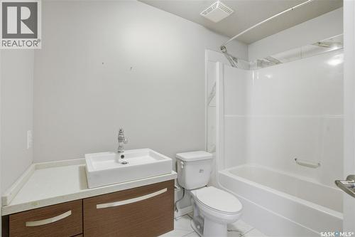 221 235 Evergreen Square, Saskatoon, SK - Indoor Photo Showing Bathroom