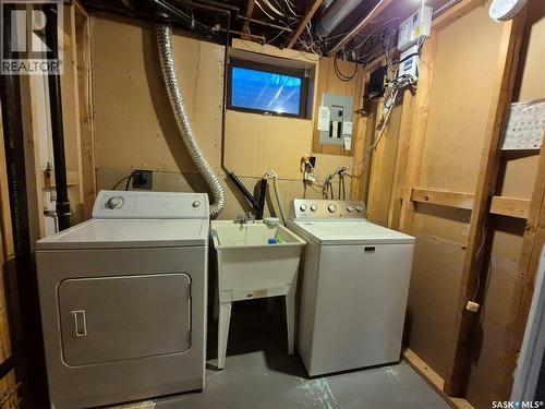 214 Clinton Place, Swift Current, SK - Indoor Photo Showing Laundry Room