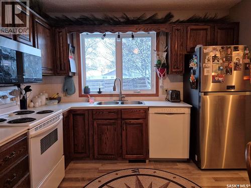 214 Clinton Place, Swift Current, SK - Indoor Photo Showing Kitchen With Double Sink