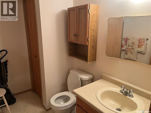 102 115 8Th Street Ne, Weyburn, SK - Indoor Photo Showing Bathroom