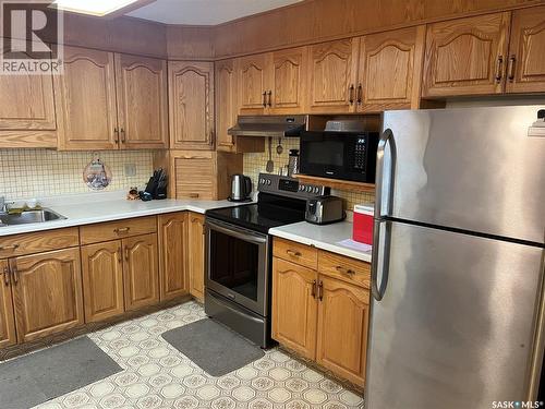 102 115 8Th Street Ne, Weyburn, SK - Indoor Photo Showing Kitchen