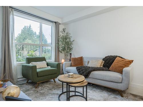 106 5504 Brydon Crescent, Langley, BC - Indoor Photo Showing Living Room