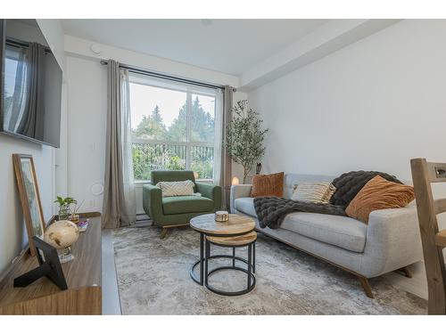 106 5504 Brydon Crescent, Langley, BC - Indoor Photo Showing Living Room