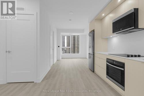 805 - 60 Central Park Roadway, Toronto, ON - Indoor Photo Showing Kitchen