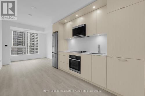 805 - 60 Central Park Roadway, Toronto, ON - Indoor Photo Showing Kitchen