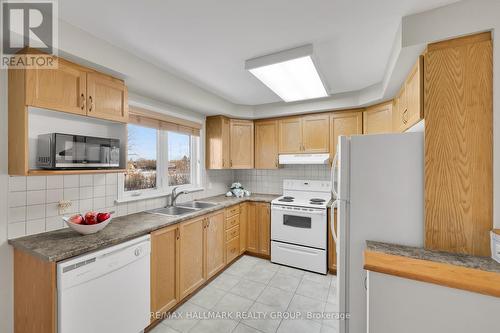 4 - 577 Reardon Private, Ottawa, ON - Indoor Photo Showing Kitchen With Double Sink