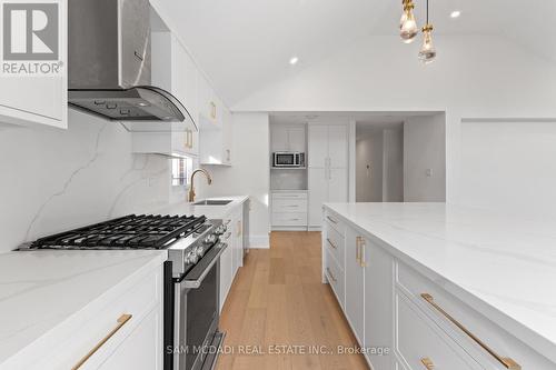 1882 Sherwood Forrest Circle, Mississauga, ON - Indoor Photo Showing Kitchen With Upgraded Kitchen