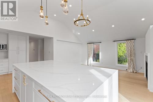1882 Sherwood Forrest Circle, Mississauga, ON - Indoor Photo Showing Kitchen
