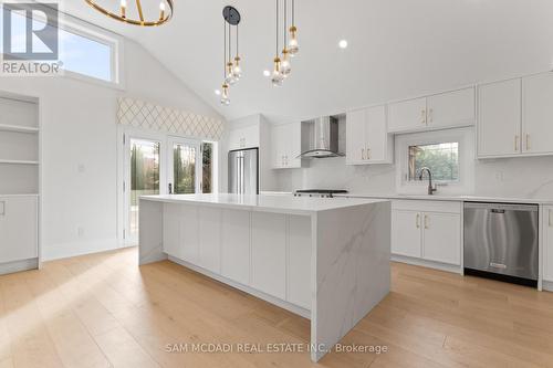 1882 Sherwood Forrest Circle, Mississauga, ON - Indoor Photo Showing Kitchen With Upgraded Kitchen