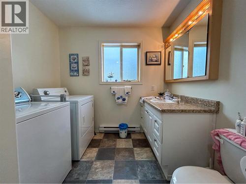 416 Sayward Avenue, Salmo, BC - Indoor Photo Showing Bathroom
