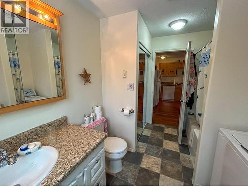 416 Sayward Avenue, Salmo, BC - Indoor Photo Showing Bathroom