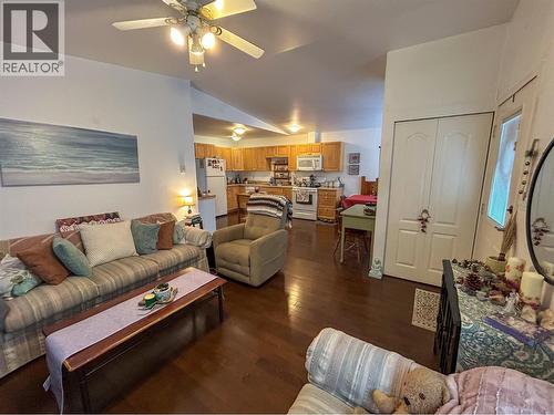 416 Sayward Avenue, Salmo, BC - Indoor Photo Showing Living Room