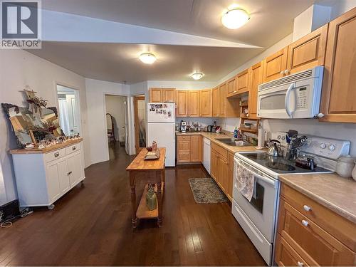 416 Sayward Avenue, Salmo, BC - Indoor Photo Showing Kitchen