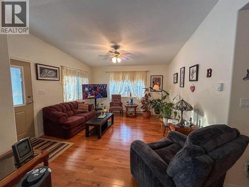 416 Sayward Avenue, Salmo, BC - Indoor Photo Showing Living Room
