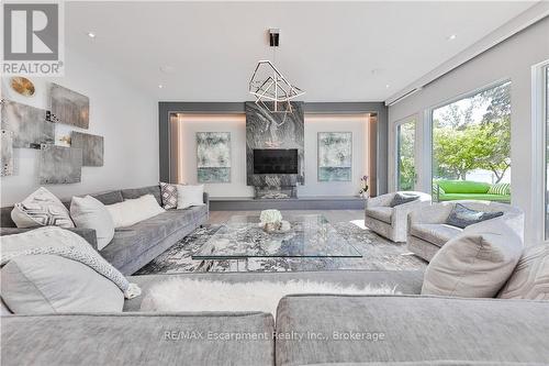 2250 Chancery Lane W, Oakville (Fd Ford), ON - Indoor Photo Showing Living Room