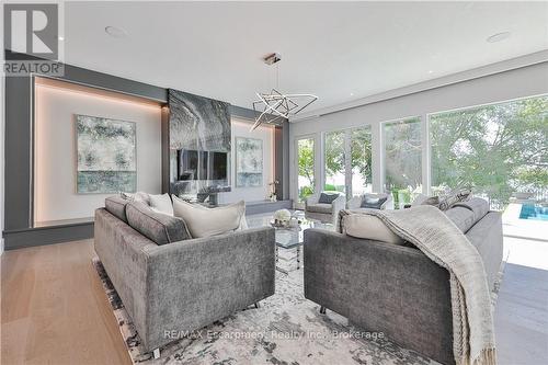 2250 Chancery Lane W, Oakville (Fd Ford), ON - Indoor Photo Showing Living Room