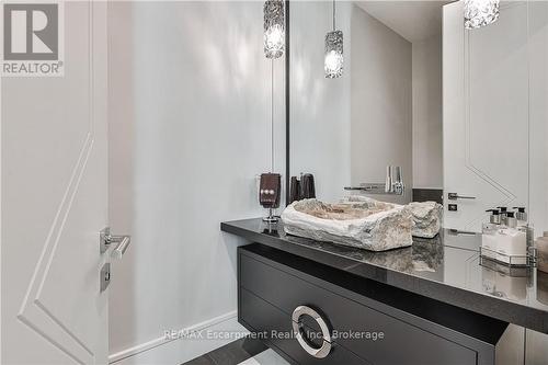 2250 Chancery Lane W, Oakville (Fd Ford), ON - Indoor Photo Showing Bathroom