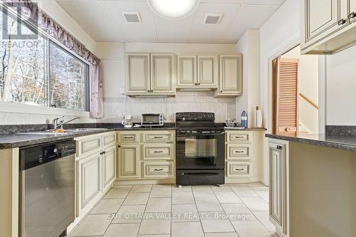 3 Newton Crescent, Deep River, ON - Indoor Photo Showing Kitchen