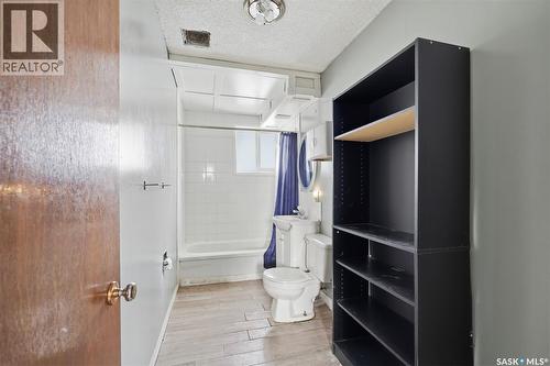 2410 Melrose Avenue, Saskatoon, SK - Indoor Photo Showing Bathroom