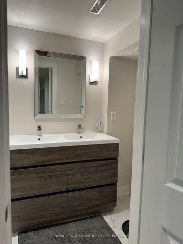 30 Chiswell Crescent, Toronto, ON - Indoor Photo Showing Bathroom