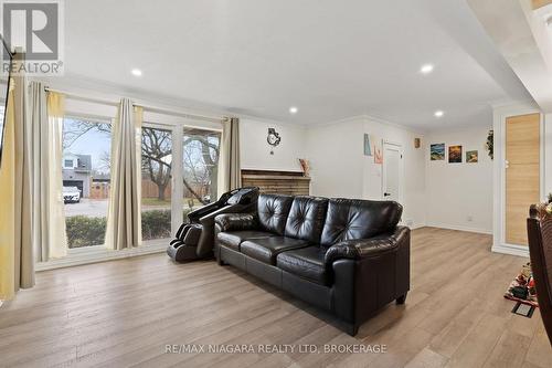 25 Masterson Drive, St. Catharines (Glendale/Glenridge), ON - Indoor Photo Showing Living Room