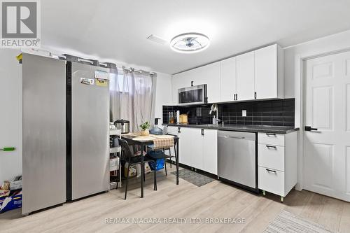 25 Masterson Drive, St. Catharines (Glendale/Glenridge), ON - Indoor Photo Showing Kitchen
