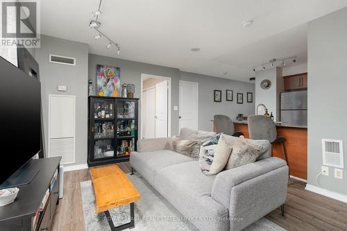 2E - 8 Rosebank Drive, Toronto, ON - Indoor Photo Showing Living Room