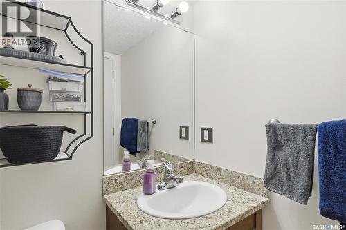 205 250 Pinehouse Place, Saskatoon, SK - Indoor Photo Showing Bathroom