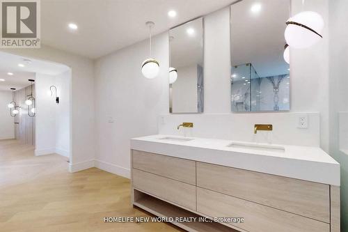 725 Gardner Avenue, Mississauga, ON - Indoor Photo Showing Bathroom
