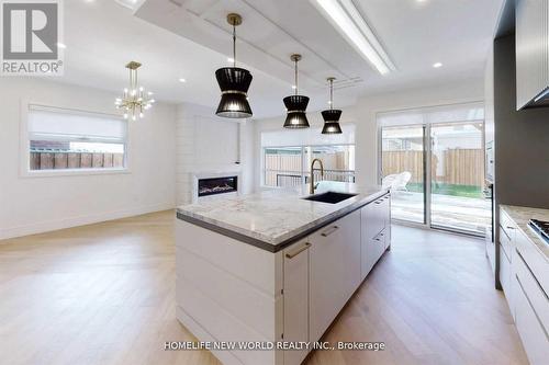 725 Gardner Avenue, Mississauga, ON - Indoor Photo Showing Kitchen With Upgraded Kitchen