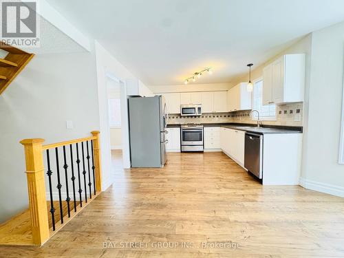 28 Shalom Way, Barrie, ON - Indoor Photo Showing Kitchen
