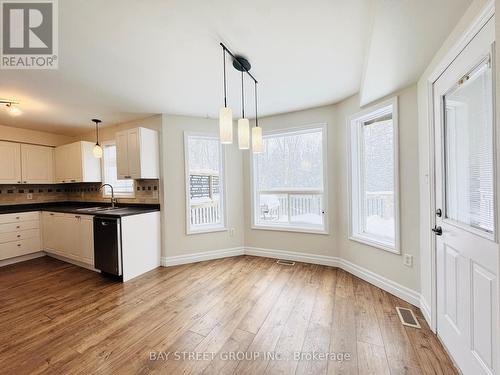 28 Shalom Way, Barrie, ON - Indoor Photo Showing Kitchen