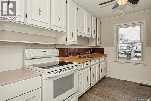 20 Elizabeth Crescent, Regina, SK - Indoor Photo Showing Kitchen