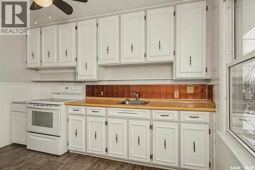20 Elizabeth Crescent, Regina, SK - Indoor Photo Showing Kitchen