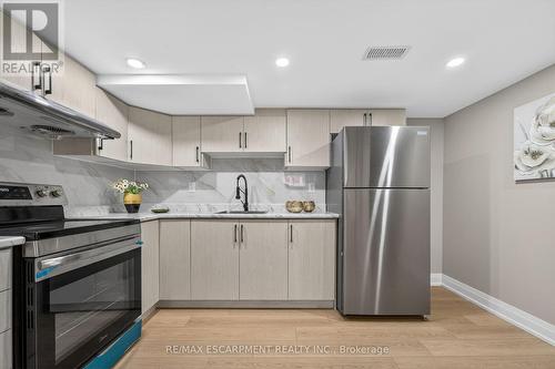 257 Broadway Avenue, Hamilton, ON - Indoor Photo Showing Kitchen