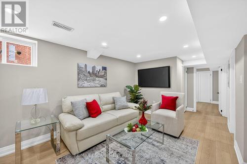 257 Broadway Avenue, Hamilton, ON - Indoor Photo Showing Living Room