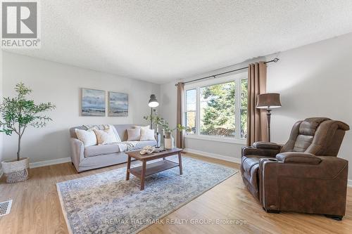 3960 Farmers Way, Ottawa, ON - Indoor Photo Showing Living Room
