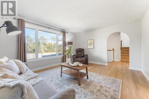 3960 Farmers Way, Ottawa, ON - Indoor Photo Showing Living Room