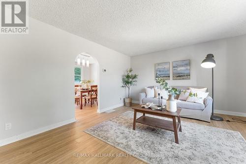 3960 Farmers Way, Ottawa, ON - Indoor Photo Showing Living Room