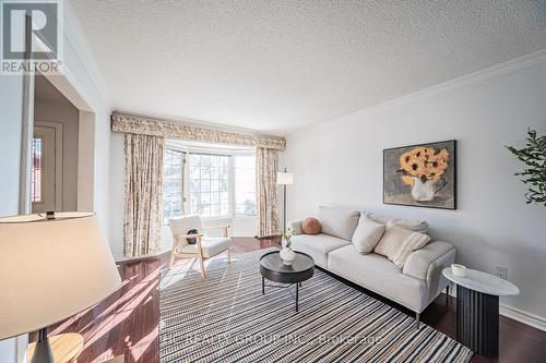 2066 Pineview Drive, Oakville, ON - Indoor Photo Showing Living Room