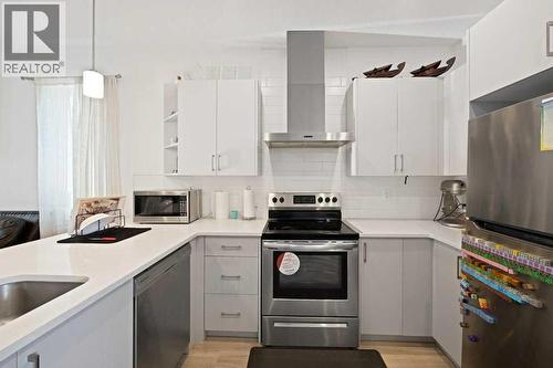 117 South Point  Sw, Airdrie, AB - Indoor Photo Showing Kitchen