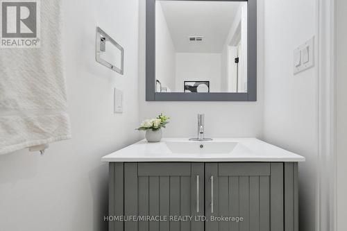 7562 Black Walnut Trail, Mississauga, ON - Indoor Photo Showing Bathroom