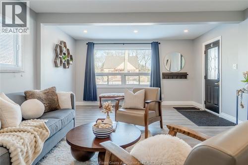 1769 Balfour Boulevard, Windsor, ON - Indoor Photo Showing Living Room
