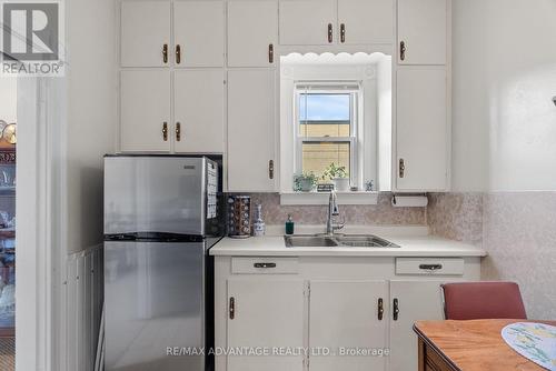 33 St Patrick Street, London North (North N), ON - Indoor Photo Showing Kitchen With Double Sink